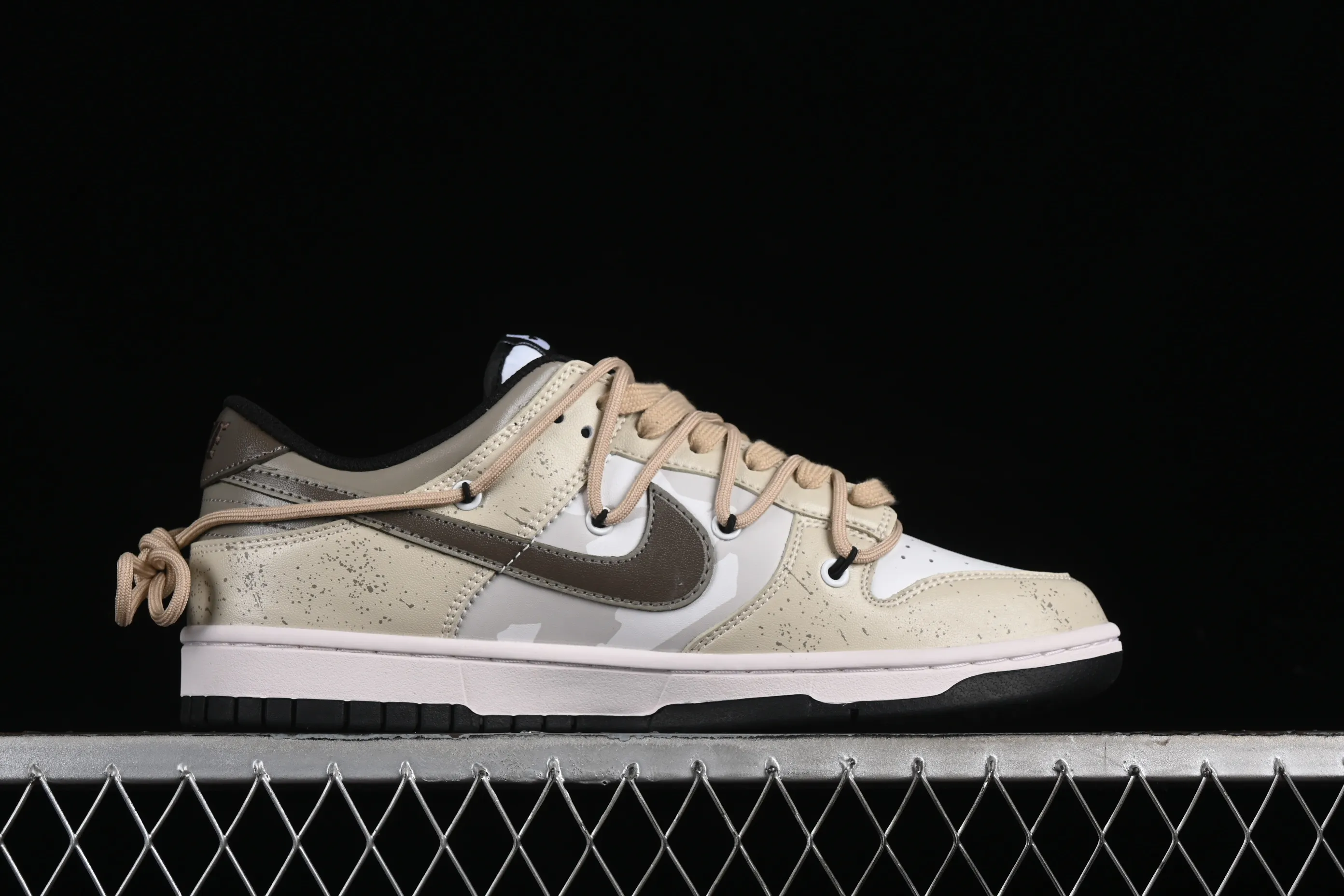 All Categories Nk SB Dunk Series Nk SB Dunk Low Low-top sneakers Nk Dunk Low Panda Prank Summer Theme Love Khaki Pudding Milk Tea SB Strappy Low-top Casual Shoes CW1590-100
